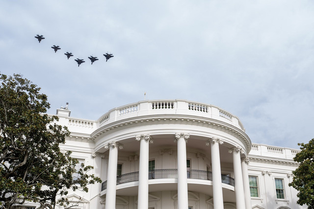 Pesawat tempur F-35 melintas di atas Gedung Putih menyambut kedatangan Putra Mahkota Arab Saudi Pangeran MBS, Selasa (18/11/2025). Foto: Dok White House