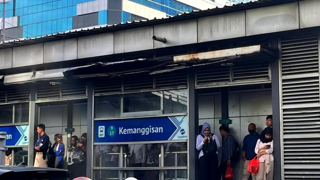 Kondisi atap penampang yang sudah keropos di Halte Kemanggisan, Palmerah, Jakarta Barat, Rabu (19/11/2025). Foto: Nasywa Athifah/kumparan