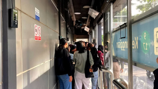 Kondisi atap penampang yang sudah keropos di Halte Kemanggisan, Palmerah, Jakarta Barat, Rabu (19/11/2025). Foto: Nasywa Athifah/kumparan