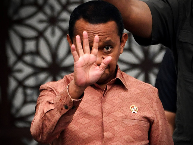 Menteri ESDM Bahlil Lahadalia berjalan usai mengikuti rapat terbatas Kabinet Merah Putih di Istana Negara, Jakarta, Selasa (18/11/2025). Foto: Aditya Pradana Putra/ANTARA FOTO