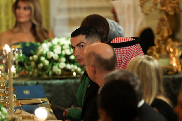 Cristiano Ronaldo menghadiri jamuan makan malam yang diselenggarakan oleh Presiden AS Donald Trump untuk Putra Mahkota Saudi dan Perdana Menteri Mohammed bin Salman, di Gedung Putih di Washington, D.C., AS, Selasa (18/11/2025). Foto: Tom Brenner/REUTERS