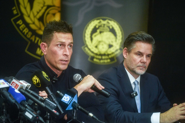CEO tim nasional sepak bola Malaysia, Rob Friend (kiri), berbicara saat menghadiri konferensi pers di Petaling Jaya, dekat Kuala Lumpur (17/10/2025) Foto: Arif Kartono/AFP