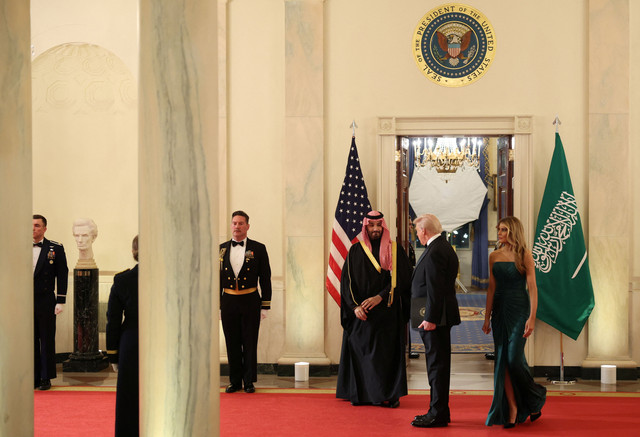 Presiden AS Donald Trump, Ibu Negara Melania Trump, dan Putra Mahkota sekaligus Perdana Menteri Saudi Mohammed bin Salman tiba untuk makan malam di Washington, D.C., AS, Selasa (18/11/2025). Foto: Tom Brenner/REUTERS