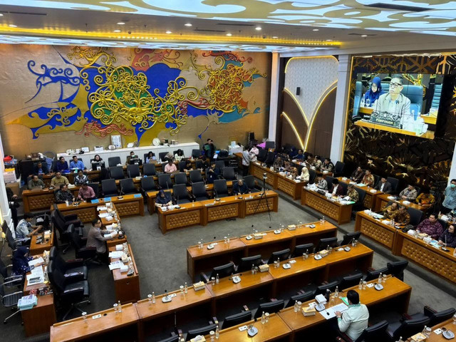 Baleg DPR melaksanakan Rapat Kerja bersama Mendikdasmen Abdul Muti dan Menag Nasaruddin Umar untuk membahas evaluasi pelaksanaan UU Guru dan Dosen di gedung DPR RI, Senayan, Jakarta Pusat pada Rabu (19/11/2025). Foto: Abid Raihan/kumparan