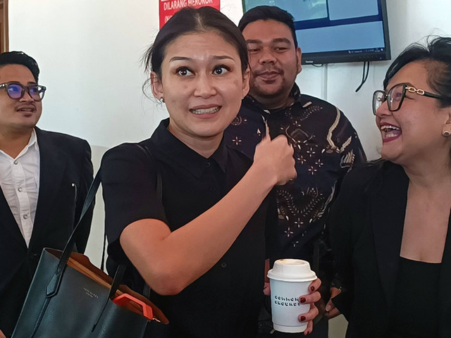 Aktris, Marissa Anita (tengah) menghadiri sidang cerai perdana, PN Jakarta Pusat, Rabu (19/11/2025). 
 Foto: Giovanni/kumparan