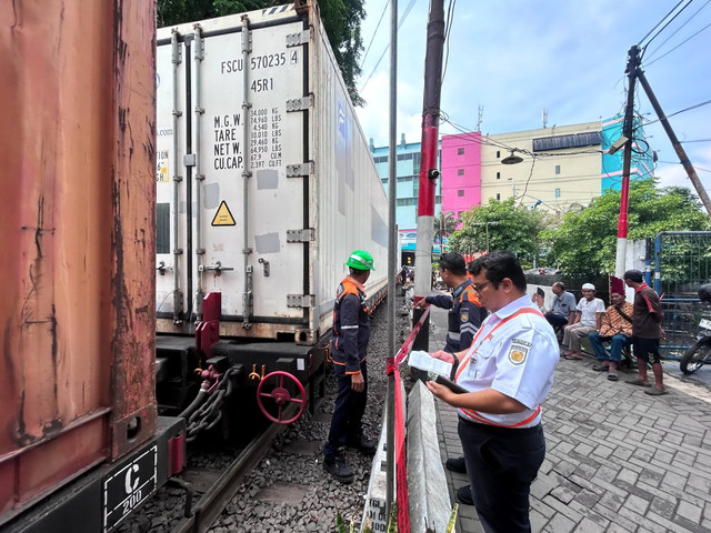 Kereta Api (KA) barang Aksa Cargo relasi Kalimas-Tanjung Priok mengalami gangguan operasional atau anjlok di Perlintasan Sebidang PJL 4 Stasiun Surabaya Pasar Turi, Rabu (19/11/2025). Foto: Dok. Daop 8 Surabaya