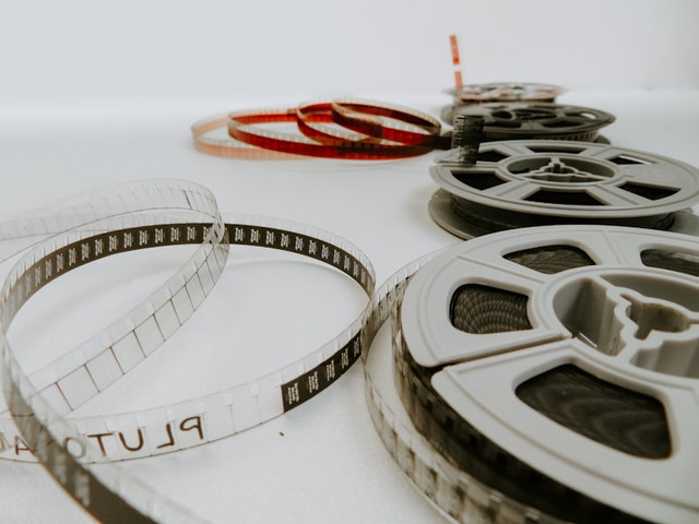 Ilustrasi Pertaruhan The Series Episode 3 dan 4 Kapan Tayang, Foto:Unsplash/Denise Jans