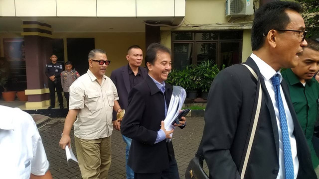 Roy Suryo cs tiba di STIK-PTIK, Jakarta Selatan, Rabu (19/11/2025). Foto: Rachmadi Rasyad/kumparan