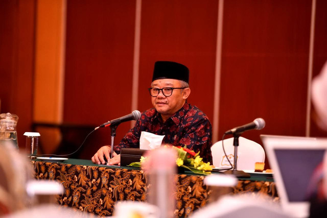 Mendikdasmen Abdul Muti (tengah) menghadiri evaluasi Permendikbudristek 46/2023 tentang Pencegahan dan Penanganan Kekerasan di Lingkungan Satuan Pendidikan saat di Hotel Borobudur, Jakarta, Rabu (19/11/2025). Foto: Dok. Kemendikdasmen
