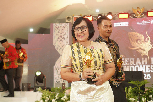 Kepala Dinas Pemuda, Olahraga, dan Pariwisata Kabupaten Sintang, Hendrika membawa piala atas penghargaan Destinasi Unik untuk Gunung Kelam pada ajang Anugerah Pesona Indonesia (API) Awards IX Tahun 2025. Foto: Dok. Istimewa