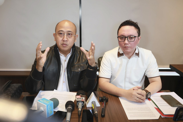 Tim kuasa hukum Sarwendah saat konferensi pers terkait perseteruan dengan Ruben Onsu di kawasan Cilandak, Jakarta, Rabu, (19/11/2025). Foto: Agus Apriyanto