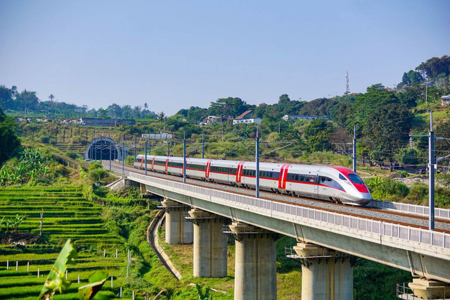 Kereta cepat Whoosh melintas di Ngamprah, Kabupaten Bandung Barat, Jawa Barat. Foto: Dok. Istimewa
