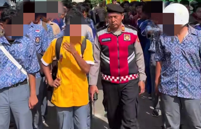 Para siswa SMKN 3 Lubuklinggau saat menyerbu sekolah MAN 2 Lubuklinggau. Foto : Istimewa