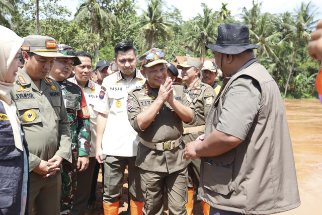 Menteri Dalam Negeri (Mendagri) Muhammad Tito Karnavian tinjau penanganan bencana longsor di Desa Cibeunying, Kecamatan Majenang, Kabupaten Cilacap, Jawa Tengah, Rabu (19/11/2025). Foto: Dok. Kemendagri