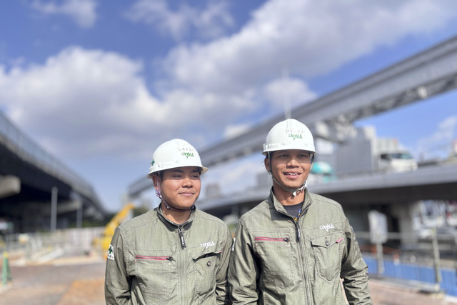 Pekerja asal Indonesia di Proyek Monorail Osaka Jepang. Foto: Ave Airiza Gunanto/kumparan