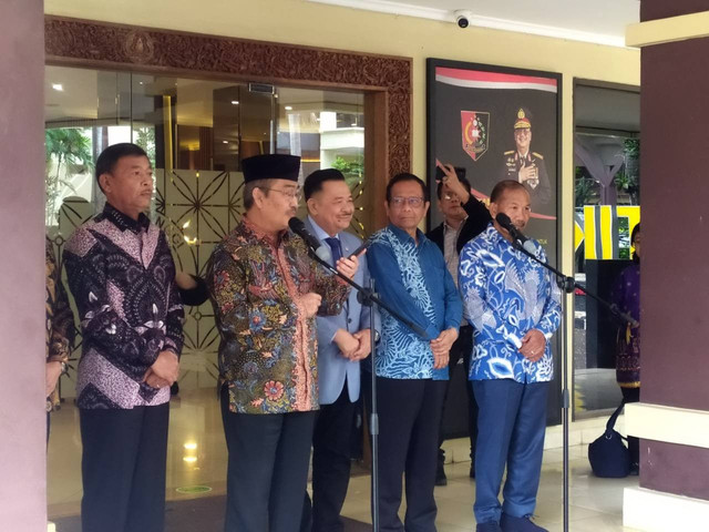 Komisi Percepatan Reformasi Polri menyampaikan keterangan pers di STIK-PTIK Polri, Rabu (19/11/2025). Foto: Rachmadi Rasyad/kumparan