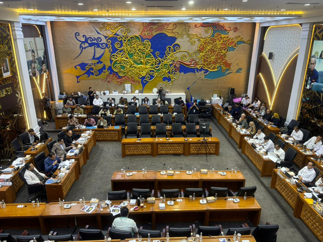 Baleg DPR Rapat Kerja bersama Menkopolkam Djamari Chaniago dan Wamendagri Bima Arya dalam rangka Penyusunan RUU terkait Perubahan UU Nomor 11 Tahun 2006 tentang Pemerintahan Aceh di DPR, Rabu (19/11/2025). Foto: Abid Raihan/kumparan