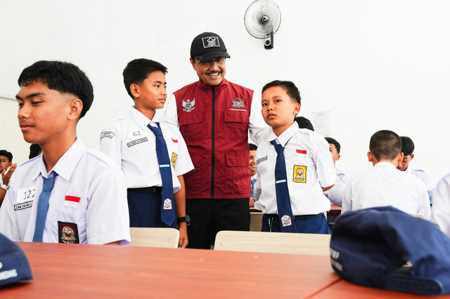 Mensos Saifullah Yusuf (Gus Ipul) bersama siswa Sekolah Rakyat. Foto: Kemensos RI