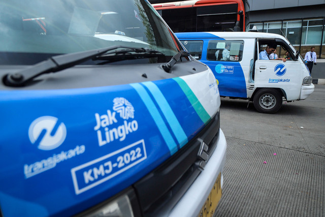 Suasana aktivitas sopir Jaklingko di Terminal Kampung Melayu, Jakarta, Rabu (18/11/2025). Foto: Iqbal Firdaus/kumparan
