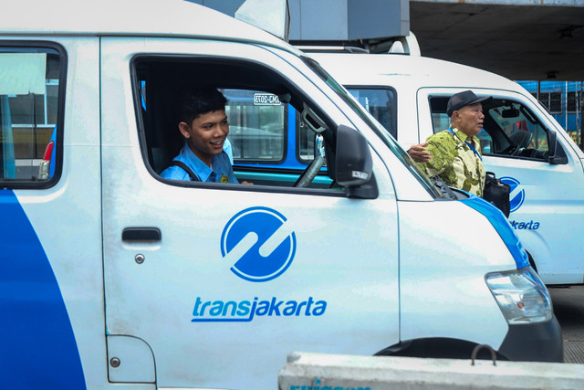 Penumpang berjalan diantara mobil Jaklingko di Terminal Kampung Melayu, Jakarta, Rabu (18/11/2025). Foto: Iqbal Firdaus/kumparan
