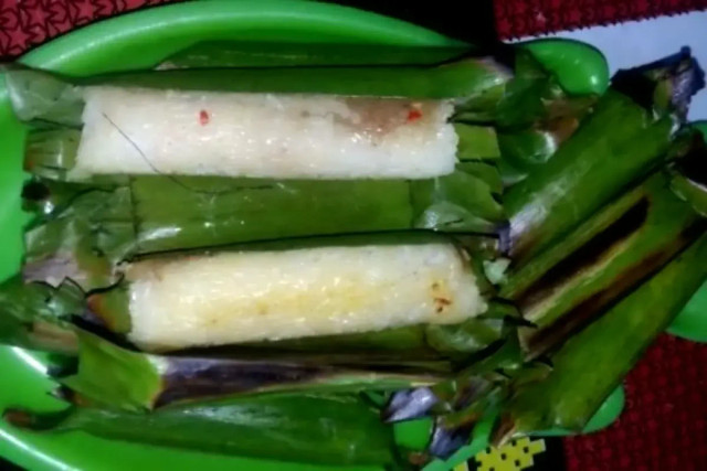 Potret Lalampa Sula, makanan asal Maluku Utara yang tercatat indikasi KI komunal dan dilindungi negara, Selasa (18/11/2025).  Foto: Abdul Fatah/ANTARA