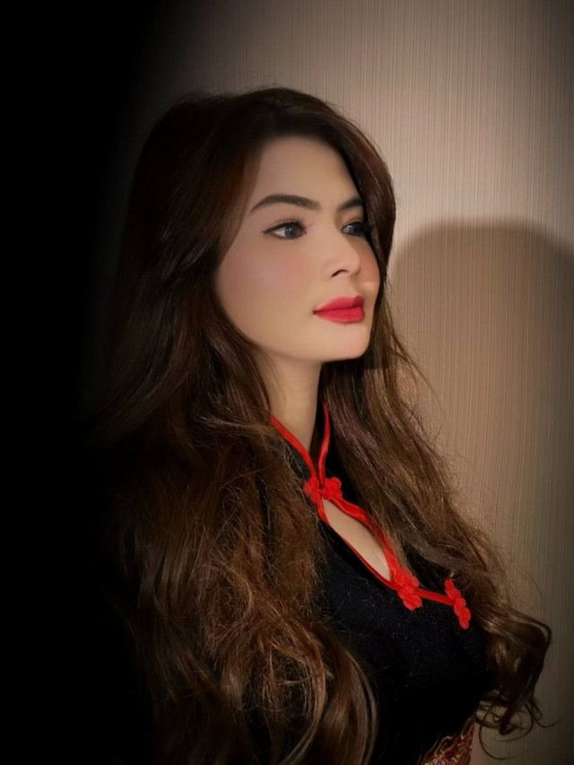 Shyalimar Malik terharu usai putrinya dilantik jadi dokter cilik. 
 Foto: Instagram/ @shyalimarmalik17