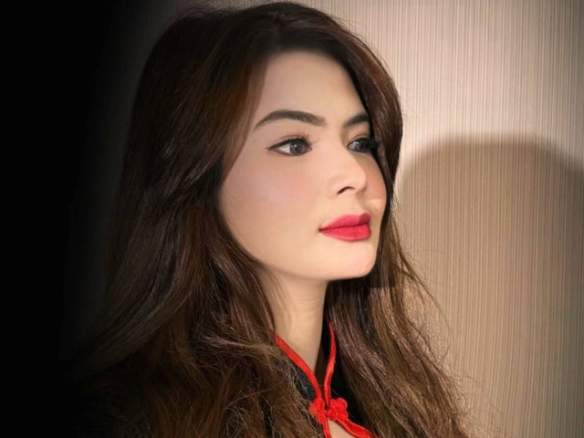 Shyalimar Malik terharu usai putrinya dilantik jadi dokter cilik. 
 Foto: Instagram/ @shyalimarmalik17