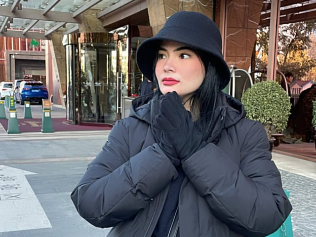 Shyalimar Malik terharu usai putrinya dilantik jadi dokter cilik. 
 Foto: Instagram/ @shyalimarmalik17