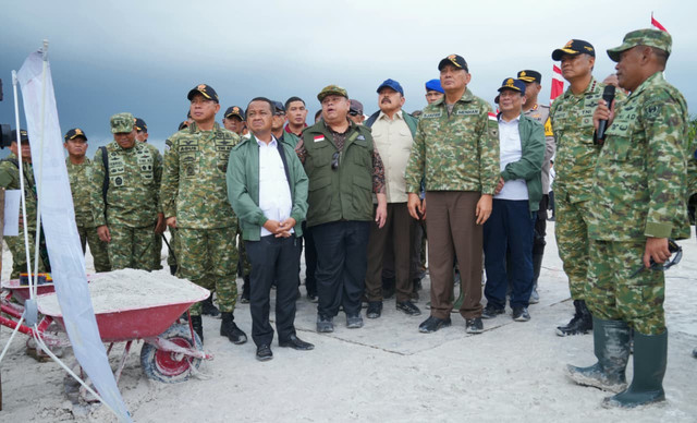 Menhan Sjafrie Sjamsoeddin, Menteri ESDM Bahlil Lahadalia, Panglima TNI Agus Subiyanto, Jaksa Agung ST Burhanuddin, dan Kepala BPKP Muhammad Yusuf Ateh meninjau penertiban tambang illegal di Bangka Belitung, Rabu (19/11/2025). Foto: Puspen TNI