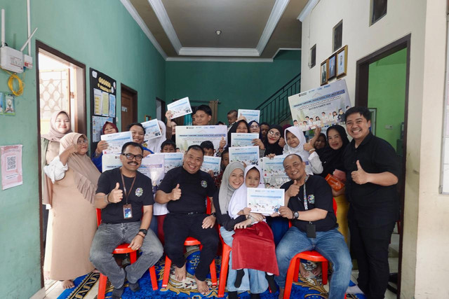 PNM menyalurkan beasiswa kepada anak para nasabah. (ist)