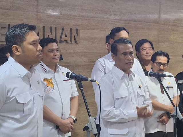 Mentan Amran usai rapat koordinasi bersama Pinsar di Kantor Kementan, Jakarta Pusat pada Rabu (19/11/2025). Foto: Argya D. Maheswara/kumparan 