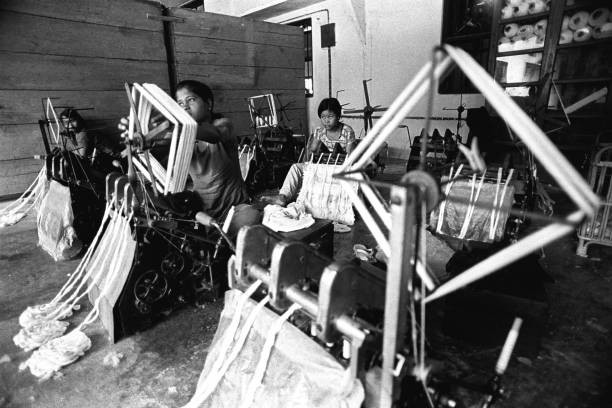 Buruh perempuan garmen menjadi tulang punggung industri tekstil Indonesia pada masa Orde Baru. (Foto: gettyimages)