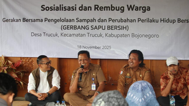 Sosialisasi dan Rembug Warga bertajuk “Gerakan Bersama Pengelolaan Sampah dan Perubahan Perilaku Hidup Bersih” (Gerbang Sapu Bersih) di Desa Trucuk, Kecamatan Trucuk, Bojonegoro. Selasa (18/11/2025).