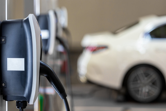 Ilustrasi mobil listrik. Foto: Mayy Contributor/Shutterstock