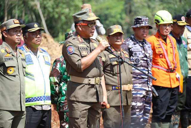 Mendagri Tito Karnavian memimpin Apel Kesiapsiagaan di Desa Cibeunying, Rabu (19/11/2025). Foto: Kemendagri RI