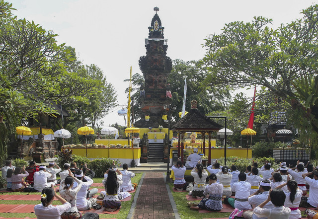 Sejumlah umat Hindu mengikuti upacara persembahyangan perayaan Hari Raya Galungan di Pura Amerta Jati, Cinere, Depok, Jawa Barat, Rabu (19/11/2025).  Foto: Fikri Yusuf/ANTARA FOTO