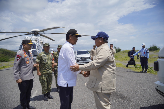 Gubernur DIY, Sri Sultan HB X, menyambut kedatangan Presiden RI, Prabowo Subianto, di Landasan Pacu Pantai Depok, Bantul, Rabu (19/11). Foto: Dok. Pemda DIY