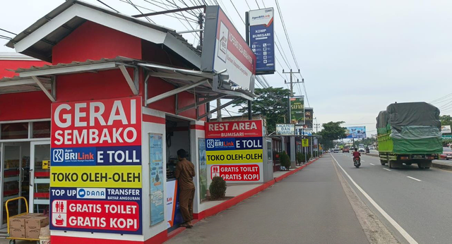AgenBRILink di Koperasi Desa Merah Putih (KDMP) Desa Bumisari, Kecamatan Natar, Kabupaten Lampung Selatan bantu buka akses layanan perbankan dan mendorong perekonomian warga di dekat pintu tol Natar. Foto: Dok. BRI