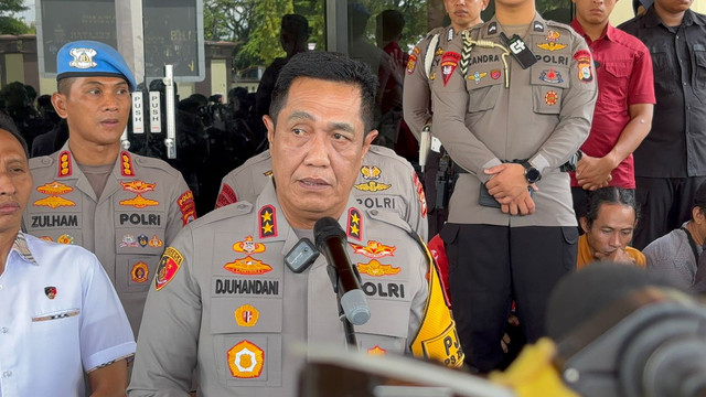 Kapolda Sulsel, Irjen Pol Djuhandhani Rahardjo Puro, menjelaskan kasus jual-beli anak, Rabu (19/11/2025). Dok: kumparan