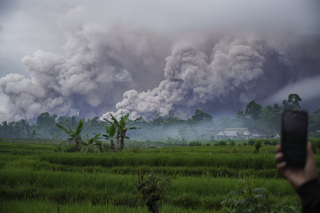 Warga mengabadikan luncuran awan panas Gunung Semeru di Desa Sumberwuluh, Candipuro, Lumajang, Jawa Timur, Rabu (19/11/2025). Foto: Irfan Sumanjaya/ANTARA FOTO