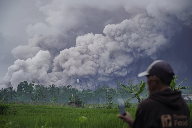 Warga melihat luncuran awan panas Gunung Semeru di Desa Sumberwuluh, Candipuro, Lumajang, Jawa Timur, Rabu (19/11/2025).  Foto: Irfan Sumanjaya/ANTARA FOTO