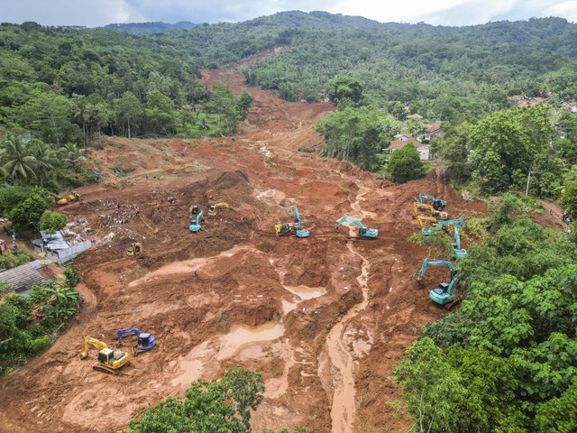 Foto udara area terdampak bencana tanah longsor di Desa Cibeunying, Majenang, Cilacap, Jawa Tengah, Rabu (19/11/2025). Foto: Idhad Zakaria/ANTARA FOTO