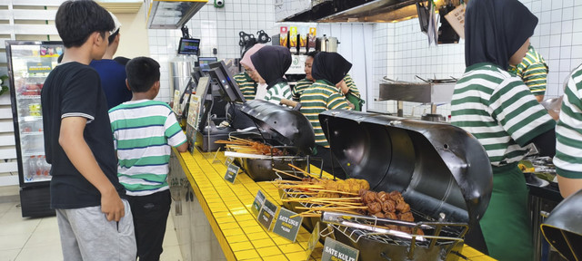 Aneka sate-satean ala angkringan tempat makan Oseng Sendok. Foto: Dok. Istimewa
