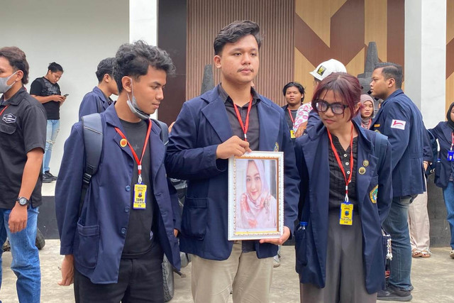 Mahasiswa dan alumni Universitas 17 Agustus 1945 Semarang (Untag) menggeruduk Polda Jateng. Foto: Dok. Istimewa