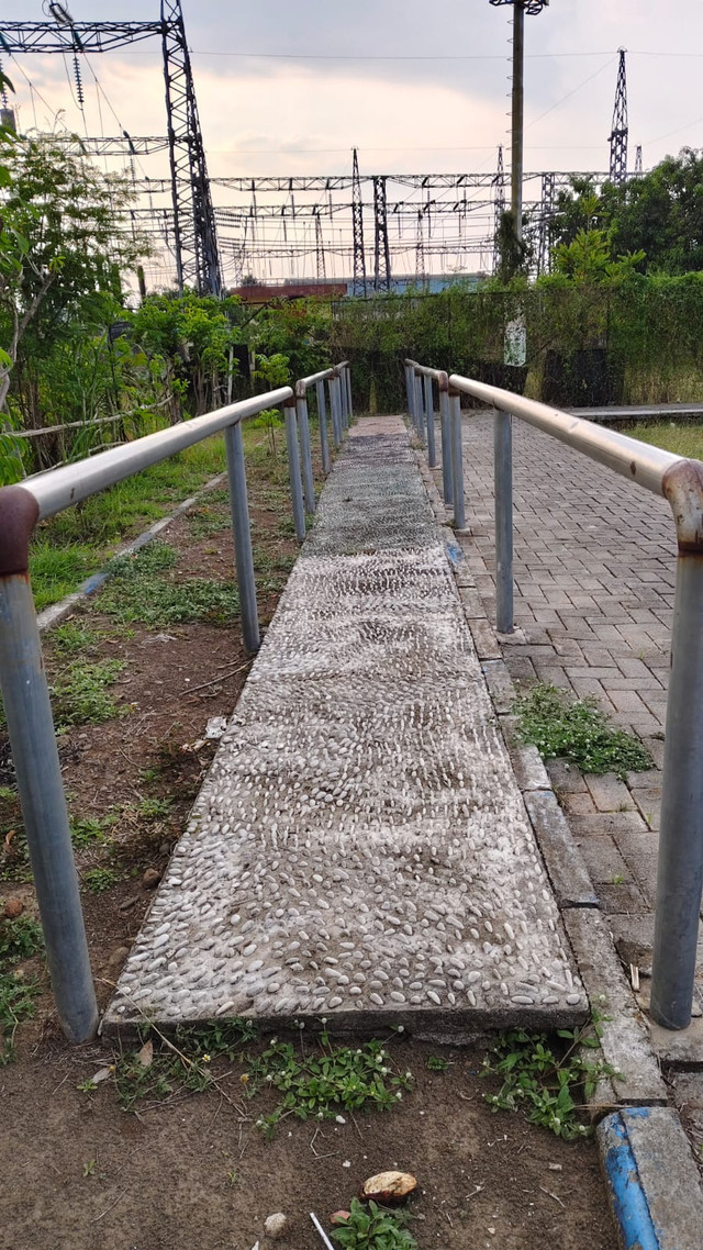 Jalur Refleksi Batu di Taman Manisrejo, Kota Madiun (Foto:Lidiyawati)