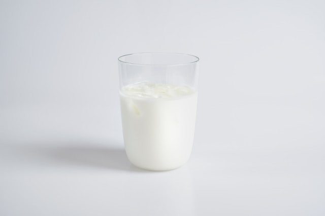 Susu dalam gelas kaca. Foto: Unsplash.