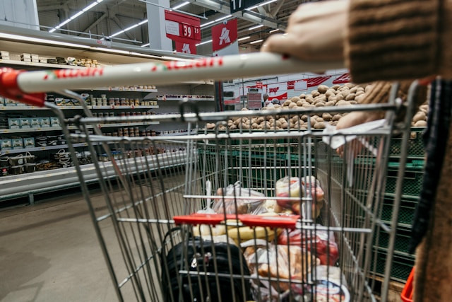 Ilustrasi Konsumen Belanja Produk Pangan di Supermarket. Foto : Unsplash.