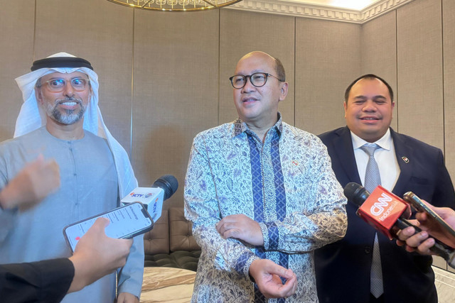 CEO Danatara sekaligus Menteri Investasi Rosan Roeslani bertemu dengan Menteri Energi dan Infrastruktur Uni Emirat Arab (UEA) Suhail Mohamed Al Mazrou di Hotel Langham, Rabu (19/11/2025). Foto: Ave Airiza Gunanto/kumparan