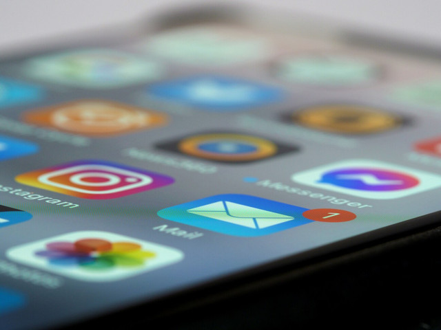 Ilustrasi Gadget dengan Aplikasi ber Algoritma (foto: Unsplash)