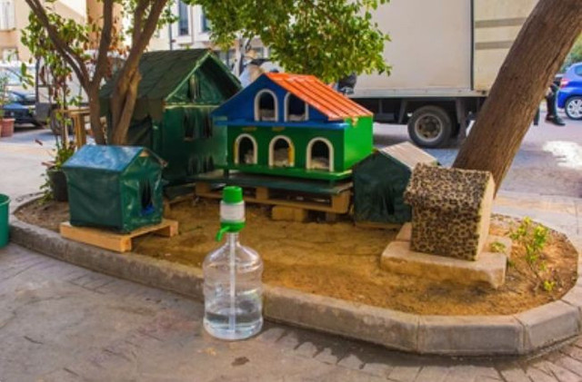Rumah-rumah mini yang sengaja disediakan untuk kucing-kucing jalanan di Distrik Cihangir, Beyoglu, Istanbul, Turki. Dilengkapi dengan makanan dan minuman pula. (Sumber: Shutterstock)